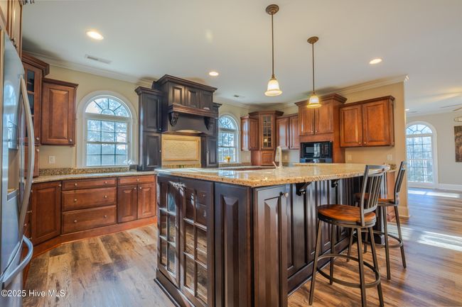 Cooks kitchen with bar | Image 5