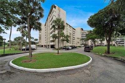 6A - 6901 Environ Blvd, Condo with 2 bedrooms, 2 bathrooms and null parking in Lauderhill FL | Image 1