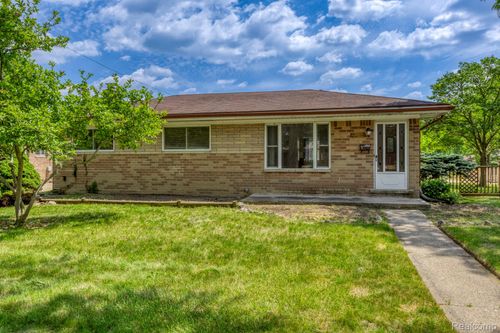 32240 Hawthorne Dr, Warren, MI, 48092-1012 | Card Image