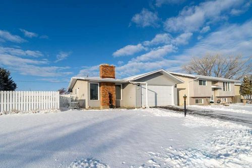 712 1 St Se, Redcliff, AB, T0J2P2 | Card Image
