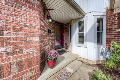 642 Ellesmere Crt, Townhouse with 3 bedrooms, 2 bathrooms and 4 parking in Waterloo ON | Image 2