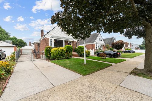 8441 265th St, Floral Park, NY, 11001-1133 | Card Image