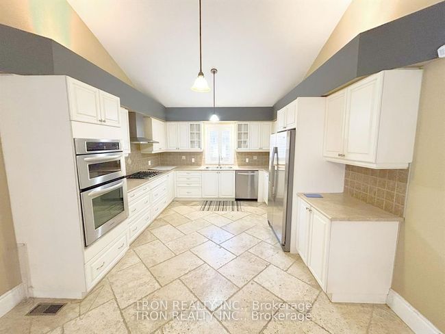 888 Barbados St, House other with 4 bedrooms, 3 bathrooms and 4 parking in Oshawa ON | Image 6