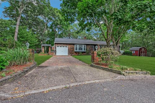 3 Peter Ct, Manorville, NY, 11949-2830 | Card Image
