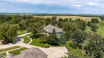 2504 Country Oaks Drive, Home with 3 bedrooms, 2 bathrooms and 3 parking in Atlantic IA | Image 3