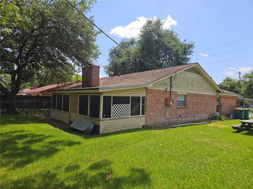 909 Lilac St, La Marque, TX, 77568-4116 | Card Image