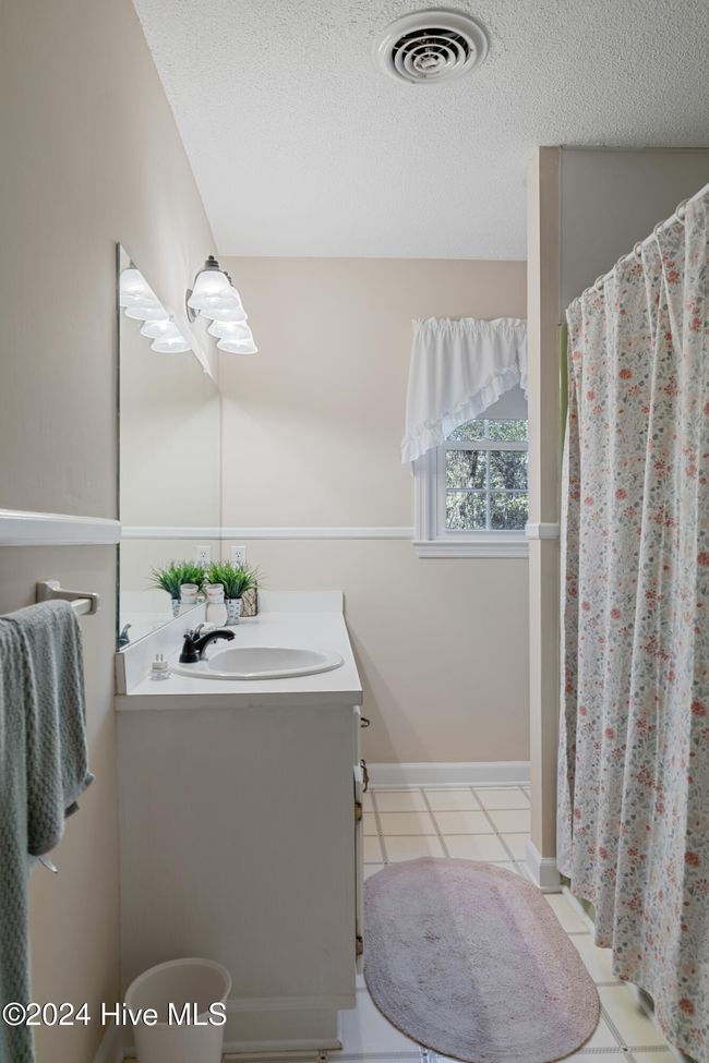 Upstairs Full Bath | Image 19