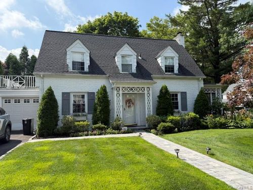 18 Shoreview Rd, Manhasset, NY, 11030-1828 | Card Image