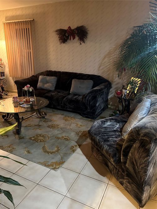 527 Willow St, South Hempstead, NY, 11550-8018 | Card Image