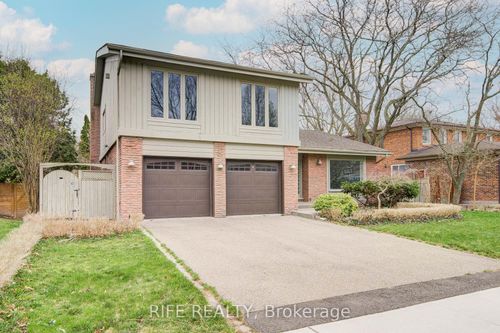 17 Bramble Dr, North York, ON, M3B2E9 | Card Image
