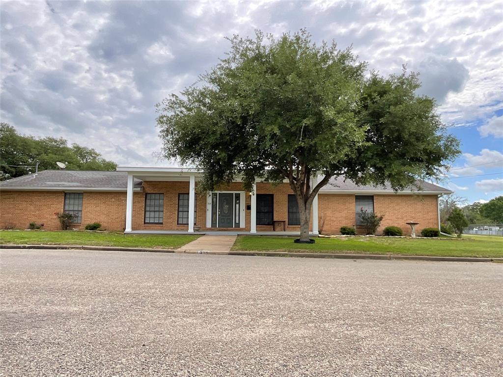 Ridge St, Hallettsville, TX 77964