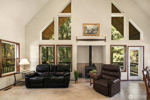 135 Rally Way, Easton, WA, 98925-5942 | Card Image