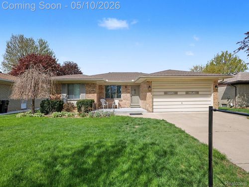39629 Edgemont Dr, Sterling Heights, MI, 48310-2323 | Card Image
