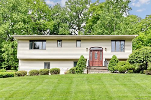 8 Medford Pl, Nanuet, NY, 10954-1028 | Card Image