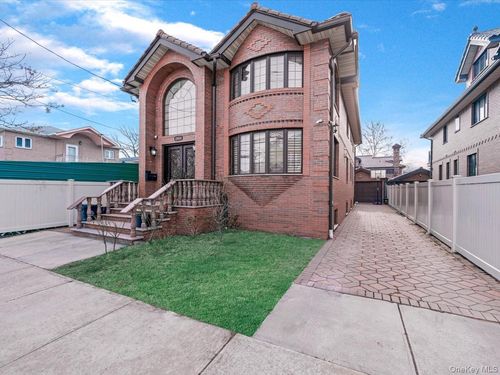 200 45th Dr, Bayside, NY, 11361 | Card Image