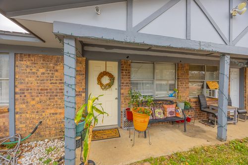 616 W Cedar St, Arlington, TX, 76011-7023 | Card Image