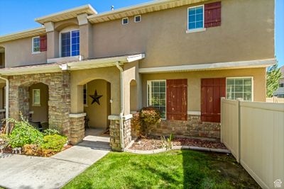 View of front facade featuring a front yard | Image 1