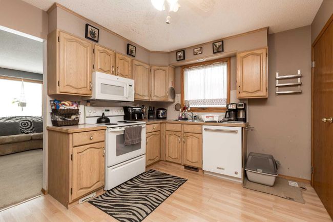 518 12 Street S, Home with 4 bedrooms, 2 bathrooms and 4 parking in Lethbridge AB | Image 10