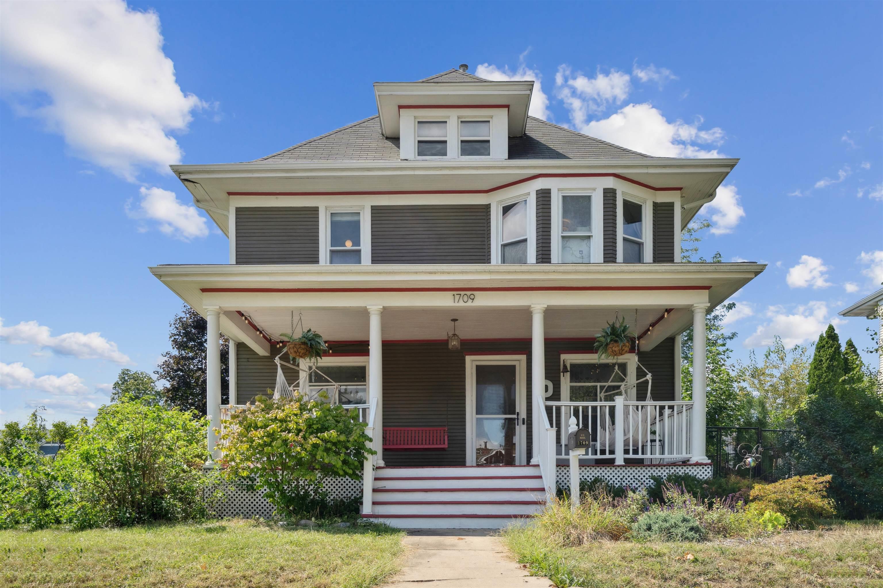 Clay St, Cedar Falls, IA 50613