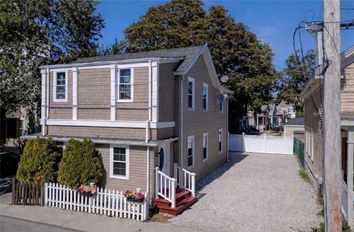 57 Gould St, Newport, RI, 02840-2166 | Card Image