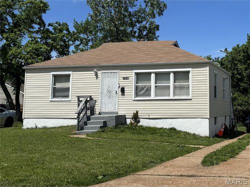 8235 Zoe Dr, Berkeley, MO, 63134-2230 | Card Image