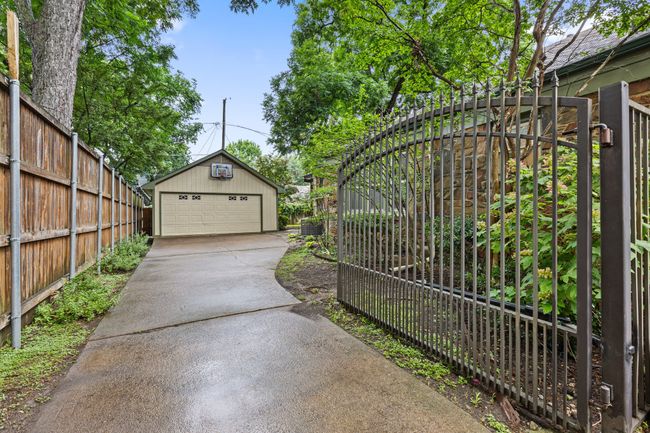 Electric gate with private access to detached 2 car garage | Image 25