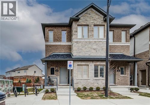 35-205 W Oak Trail, Kitchener, ON, N2R0R9 | Card Image