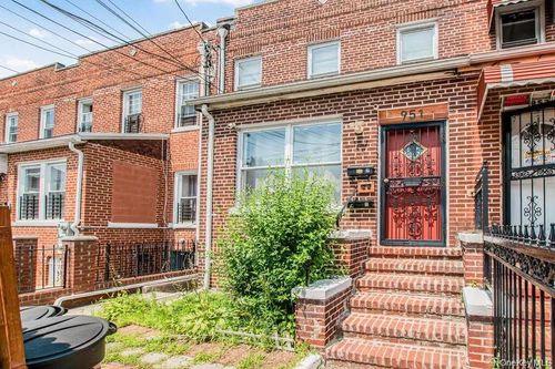 951 E 221st St, Bronx, NY, 10469-1015 | Card Image