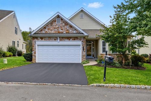 5086 Valley Stream Ln, MACUNGIE, PA, 18062-8887 | Card Image