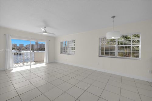 apt-210-462 Golden Isles Dr, Hallandale Beach, FL, 33009-7572 | Card Image