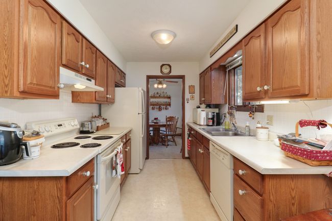 34 Pembrook Cir, House other with 3 bedrooms, 2 bathrooms and 2 parking in Bloomington IL | Image 11