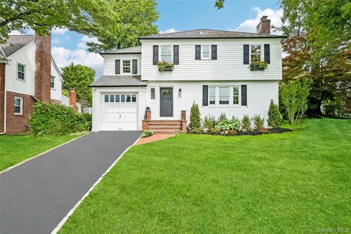 22 Shorehaven Ln, Manhasset, NY, 11030-1826 | Card Image