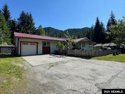 8846 Gail Ave, Juneau, AK, 99801-9008 | Card Image