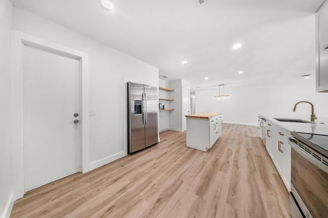 948 Canal Cir, House other with 3 bedrooms, 2 bathrooms and null parking in Sebastian FL | Image 4