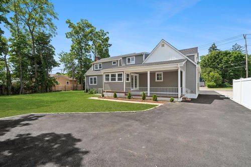 34 Smith St, Greenlawn, NY, 11740-1221 | Card Image