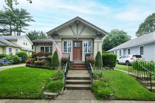 19 Superior Rd, Floral Park, NY, 11001-4123 | Card Image