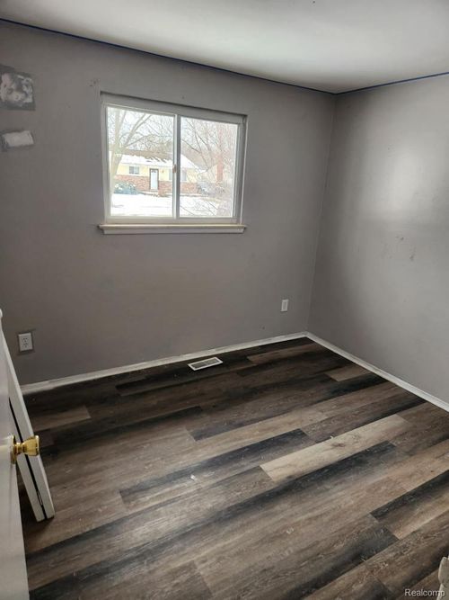 15587 Oakbrook St, Romulus, MI, 48174-3227 | Card Image