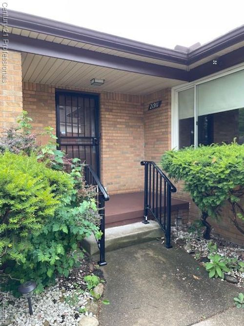 21911 Kenosha St, Oak Park, MI, 48237-3501 | Card Image