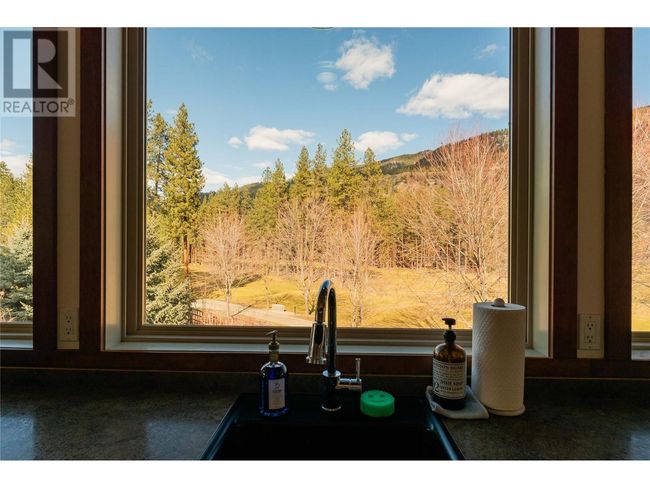 250 1 St Ave, House other with 3 bedrooms, 5 bathrooms and 3 parking in Kootenay Boundary BC | Image 18