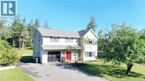 6 Dawson St, House with 3 bedrooms, 2 bathrooms and null parking in Quispamsis NB | Card Image