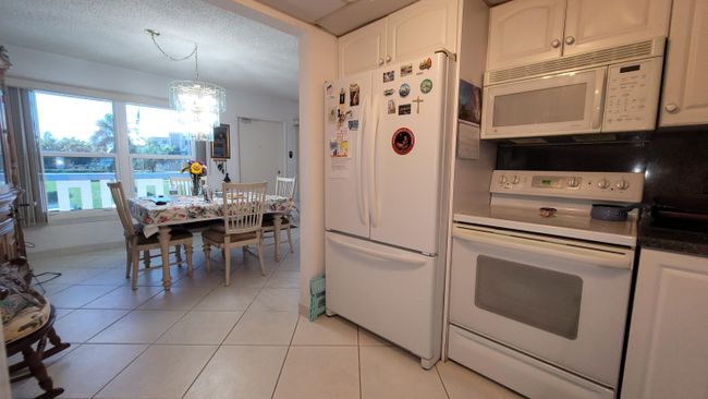 209 Greenbrier A, Condo with 2 bedrooms, 2 bathrooms and null parking in West Palm Beach FL | Image 7