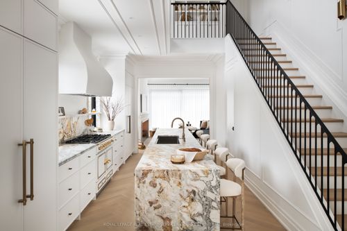 23 Lippincott St, Toronto, ON, M5T2R4 | Card Image