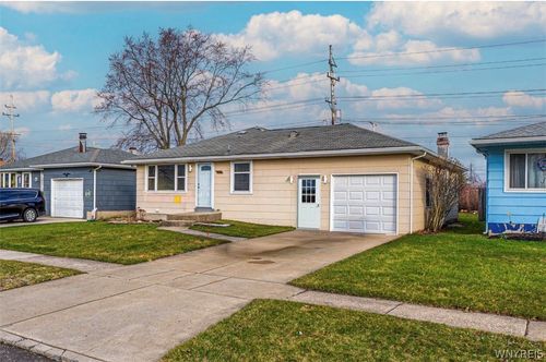 82 Surfside Pkwy, Cheektowaga, NY, 14225-3728 | Card Image