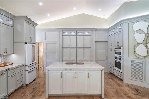 805 Lake Vista Ct, NAPLES, FL, 34108-8235 | Card Image