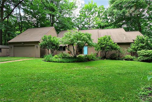 15490 Riddle Rd, Chagrin Falls, OH, 44022-3943 | Card Image