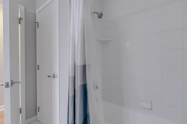 Main Level Bath Tub+Shower | Image 18