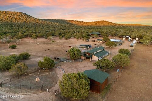 33425 W Cowboy Clint Way, Seligman, AZ, 86337-5052 | Card Image