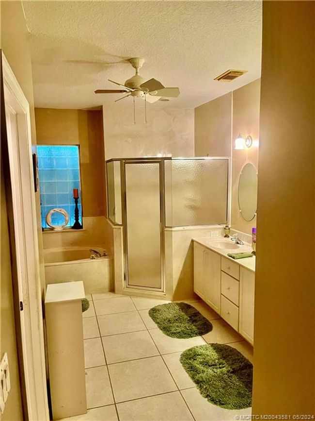 Bath tub and walk-in shower | Image 10