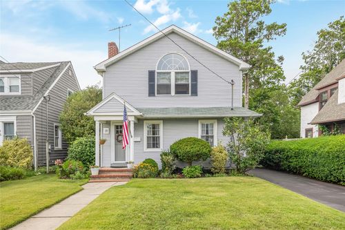 19 Rose St, Islip, NY, 11751-3711 | Card Image