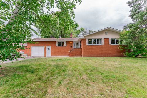 7 Sussex Pl, Kapuskasing, ON, P5N1M3 | Card Image